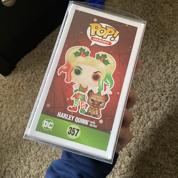Harley Quinn with reindeer funko pop - Picture 6 of 6